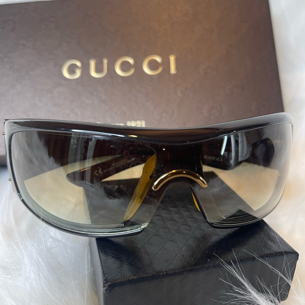 Gucci GG Logo  Unisex Brown Wraparound Sunglasses comes case only🤎 EUC